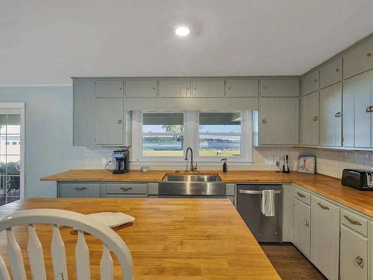 130 Leslie Dr — Photo 13