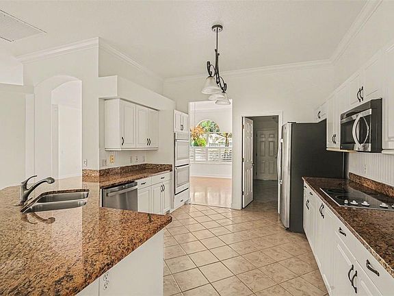 3rd image of 8 Fox Cliff Way