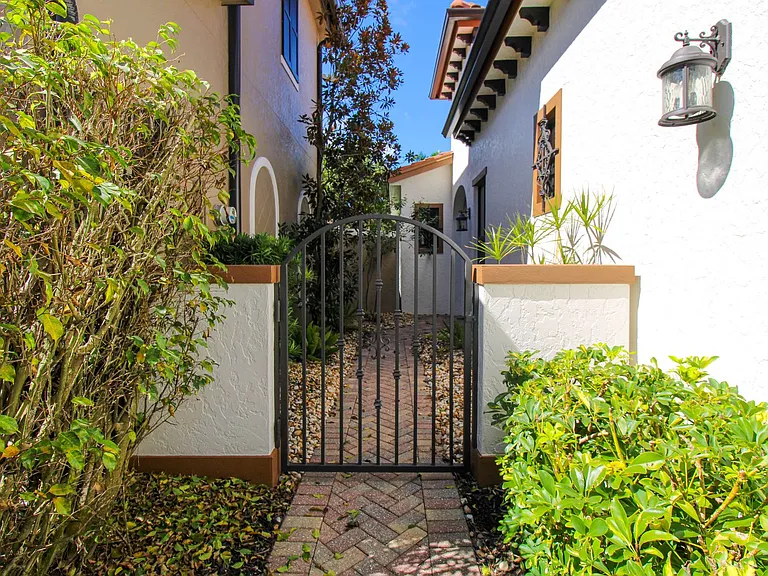 8000 Cordoba Pl — Photo 8