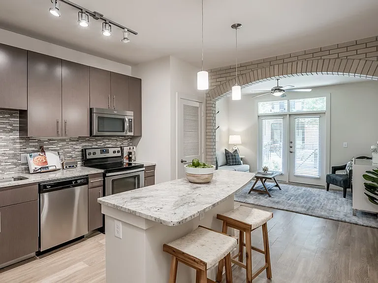 5880 Inwood Dr — Photo 2
