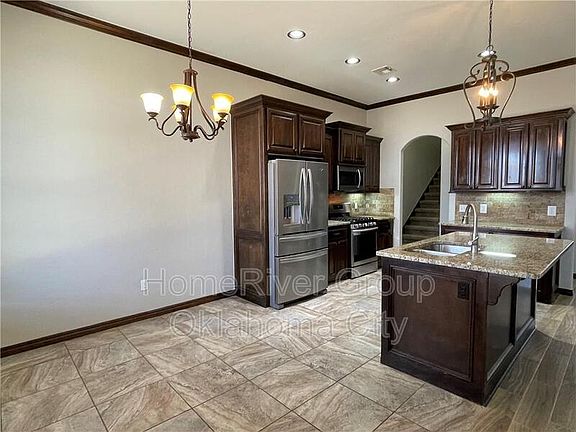 4th image of 2304 Wheatfield Ave