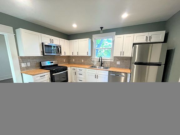 3rd image of 452 N Park St NE Unit 1