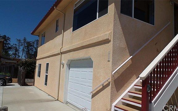 Stucco with tile roof. Plenty of driveway parking.