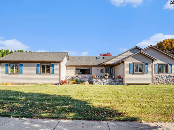 732 Provincial Dr, Chelsea, MI 48118