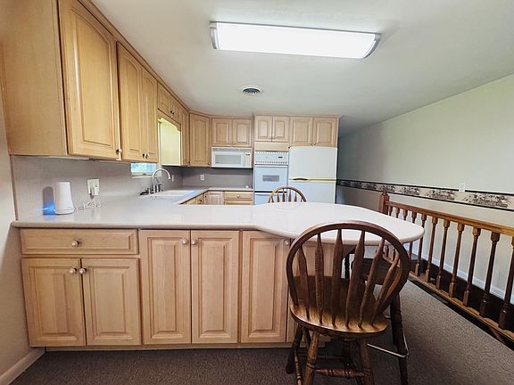 3rd image of 2575 Huntly Rd
