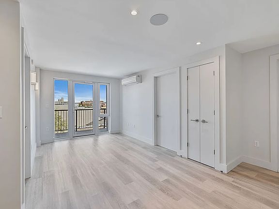 4th image of 379 Hawthorne St #3B