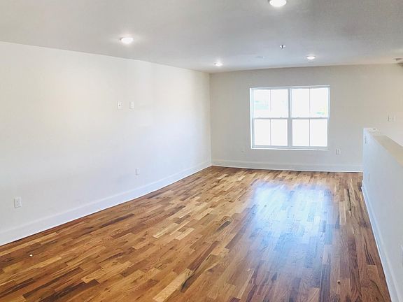 5th image of 142 Sussex Ave #102