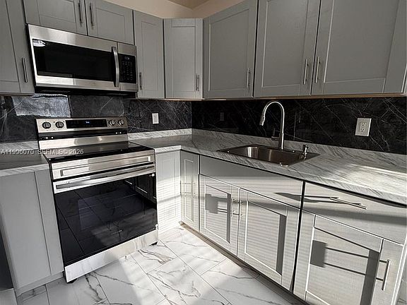 4th image of 6071 SW 33rd St #4