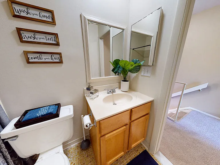 Bright Upstairs Bathroom!