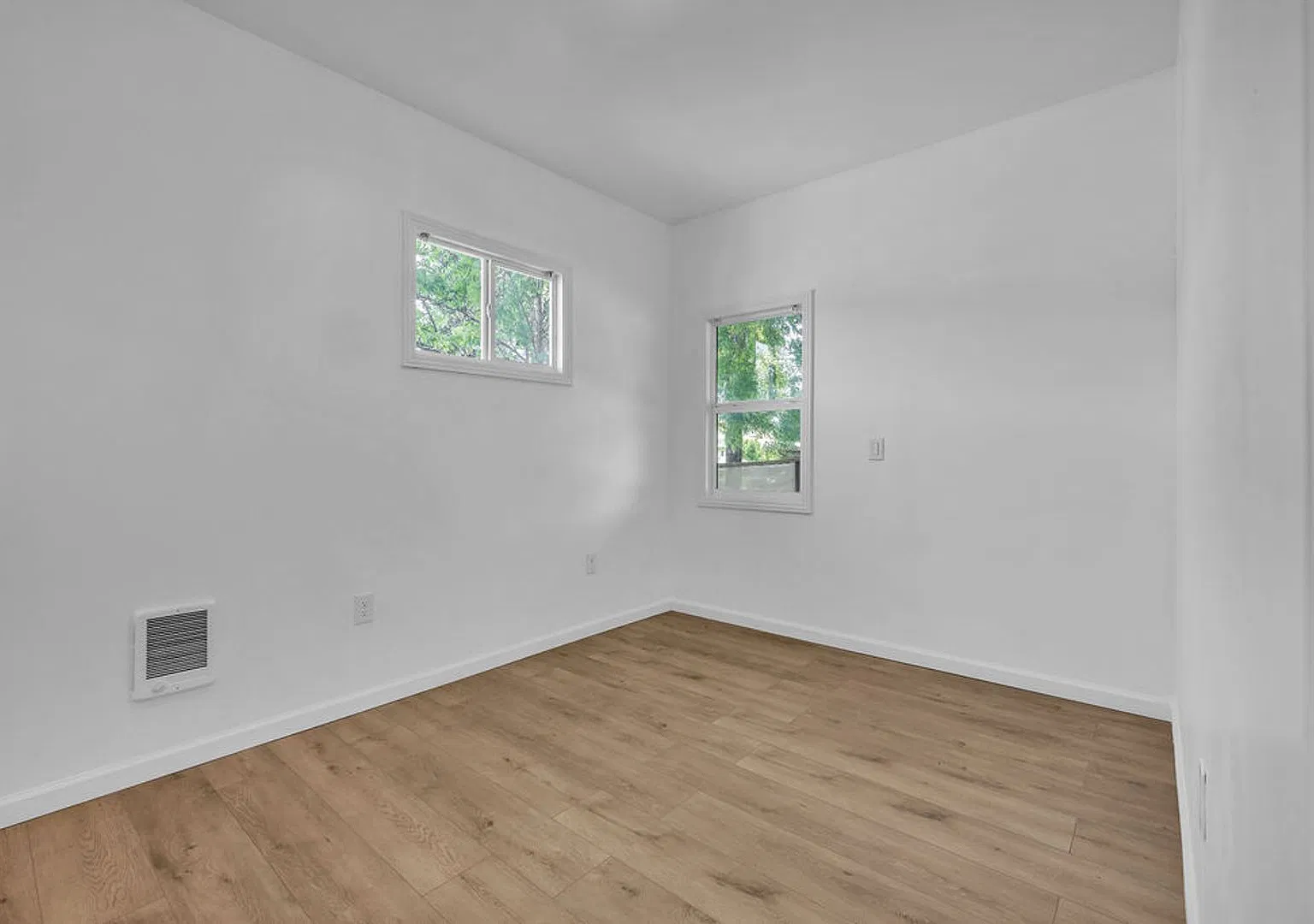 1/BED-1/Full Bath~ Super Mini Cottage With Large Possibilities! — Photo 4