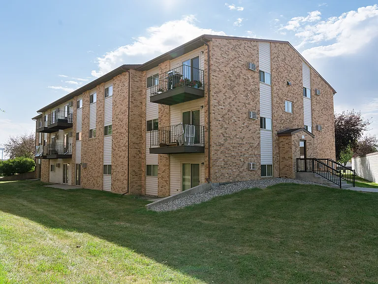 Fargo, ND Village West Apartments | Exterior