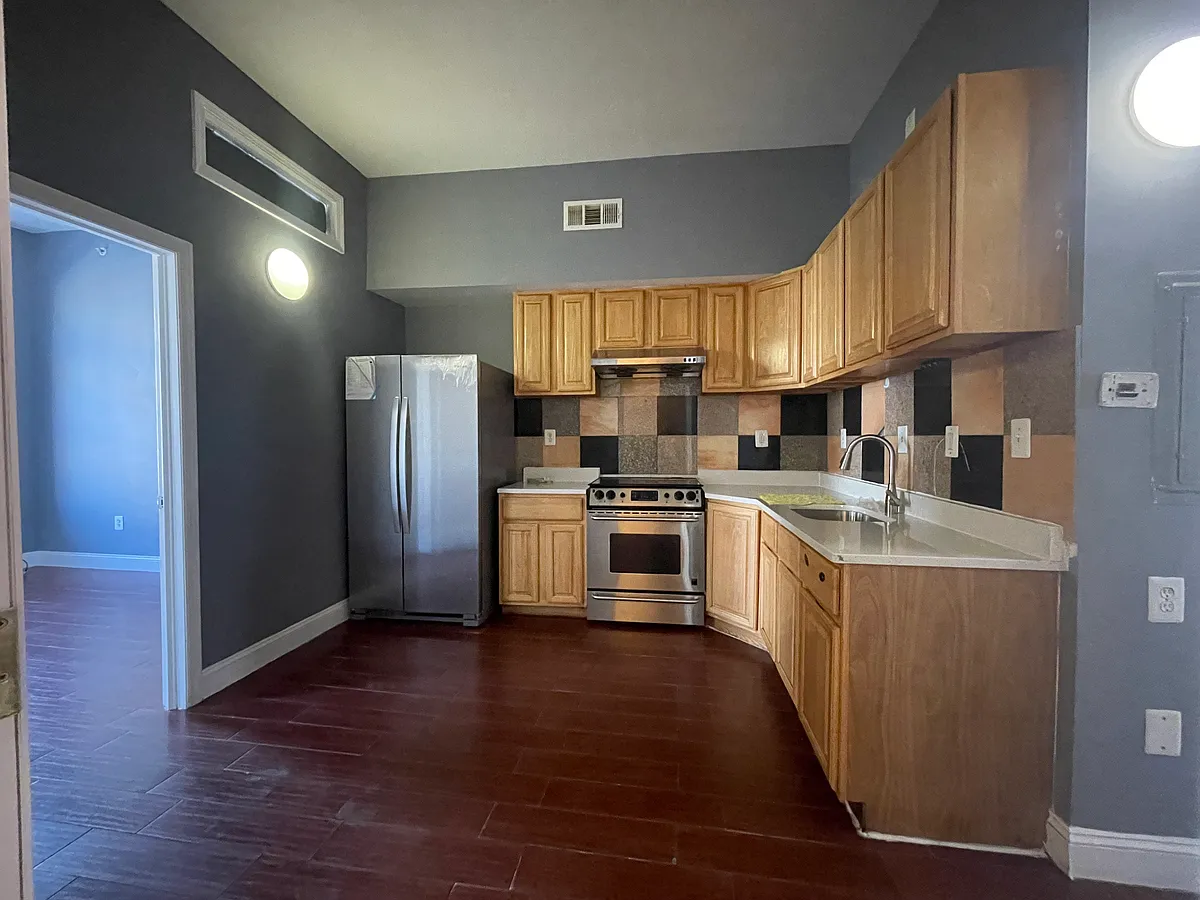 Building Photo - 546 N 10th St #2