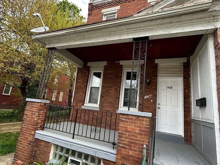 1458 Kenwood Ave — Photo 2