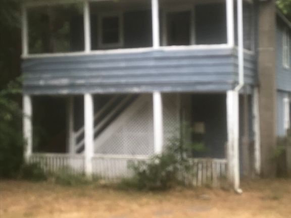 Back apartment garage 