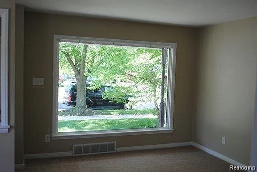 3 bed, 1.0 bath, 1000 sqft, $1,200 — Photo 3