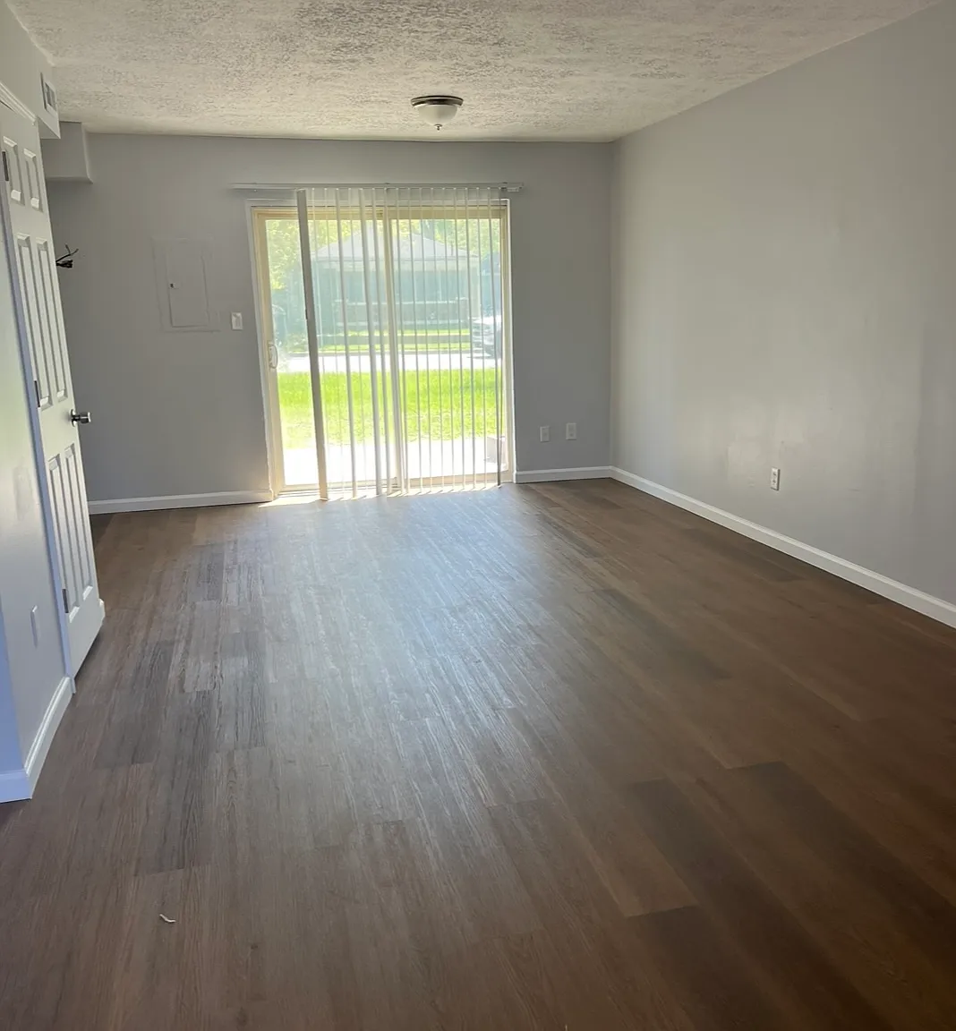 2821 Oxford Ln — Photo 2