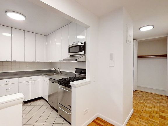 4th image of 150 E 18th St APT 4G