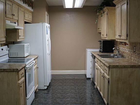 3rd image of 4022 Commonwealth Dr