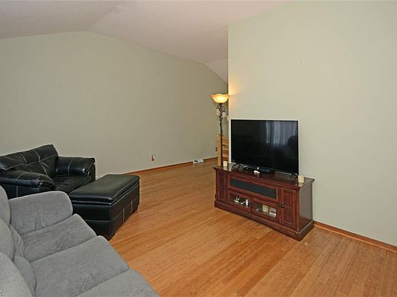 5th image of 22701 Esther Ave