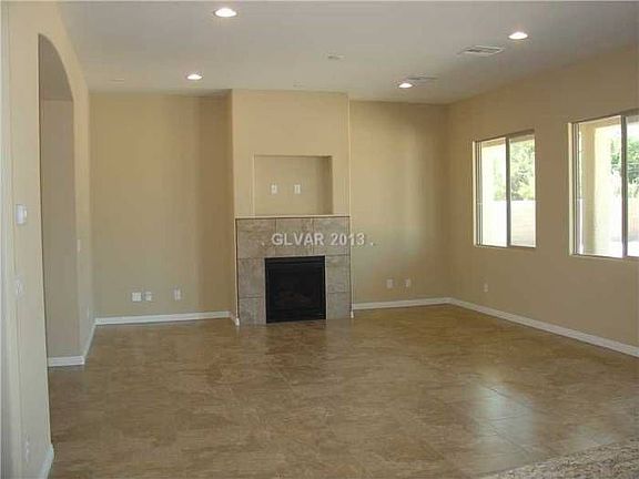 Family Room w/Fireplace