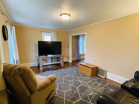 4th image of 606 Franklin St