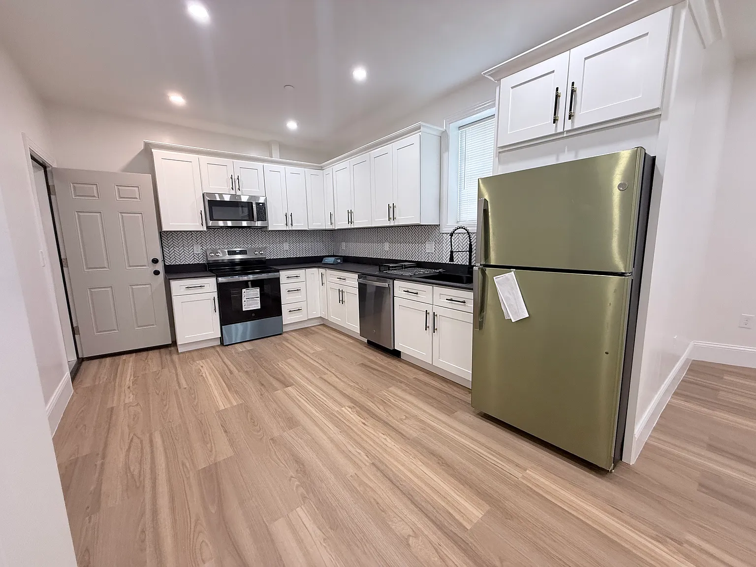 4 bed, 9999 sqft, $5,000 — Photo 2