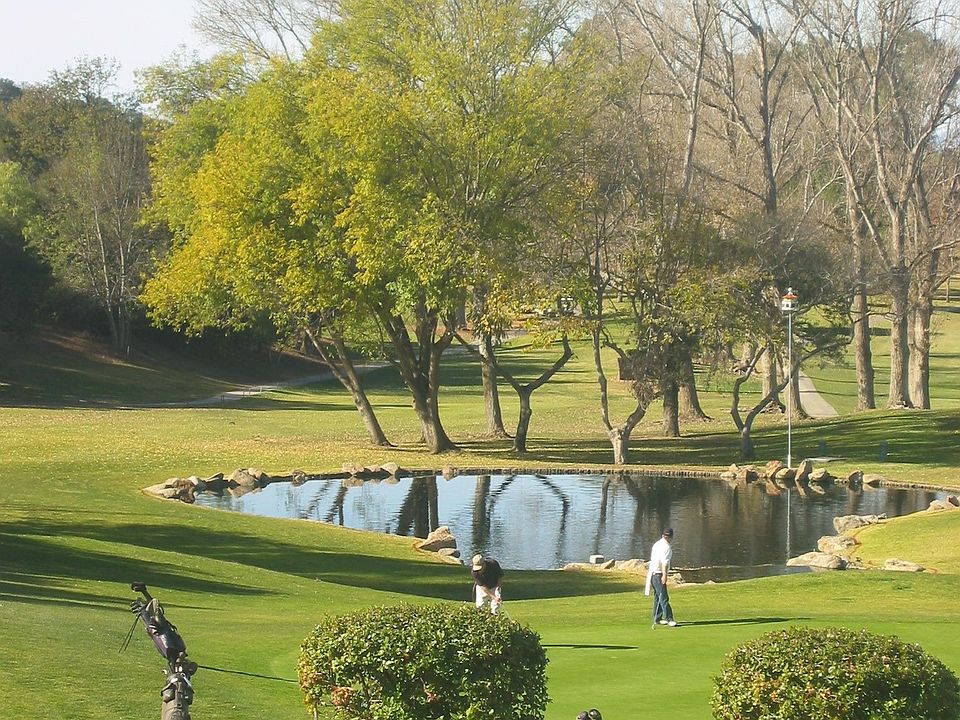 Work on your golf game in Thousand Oaks.