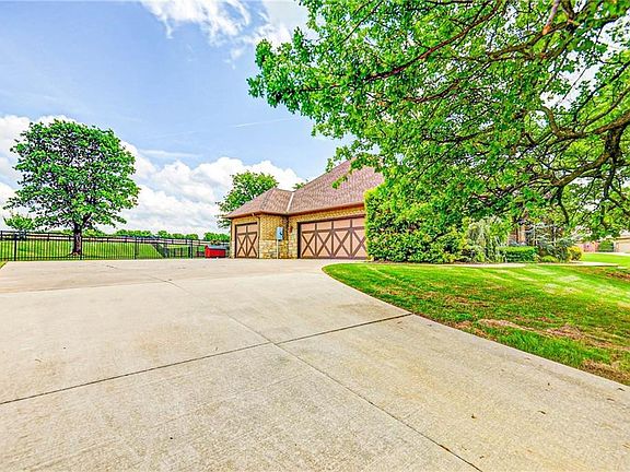 4th image of 2416 Crestwood Dr