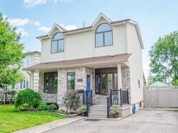892 6th St, Mississauga, ON L5E 1N6