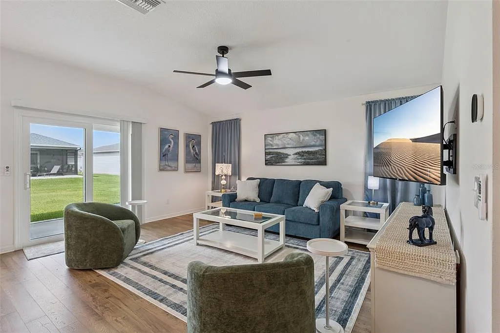 3 bed, 2.0 bath, 1431 sqft, $3,900 — Photo 3