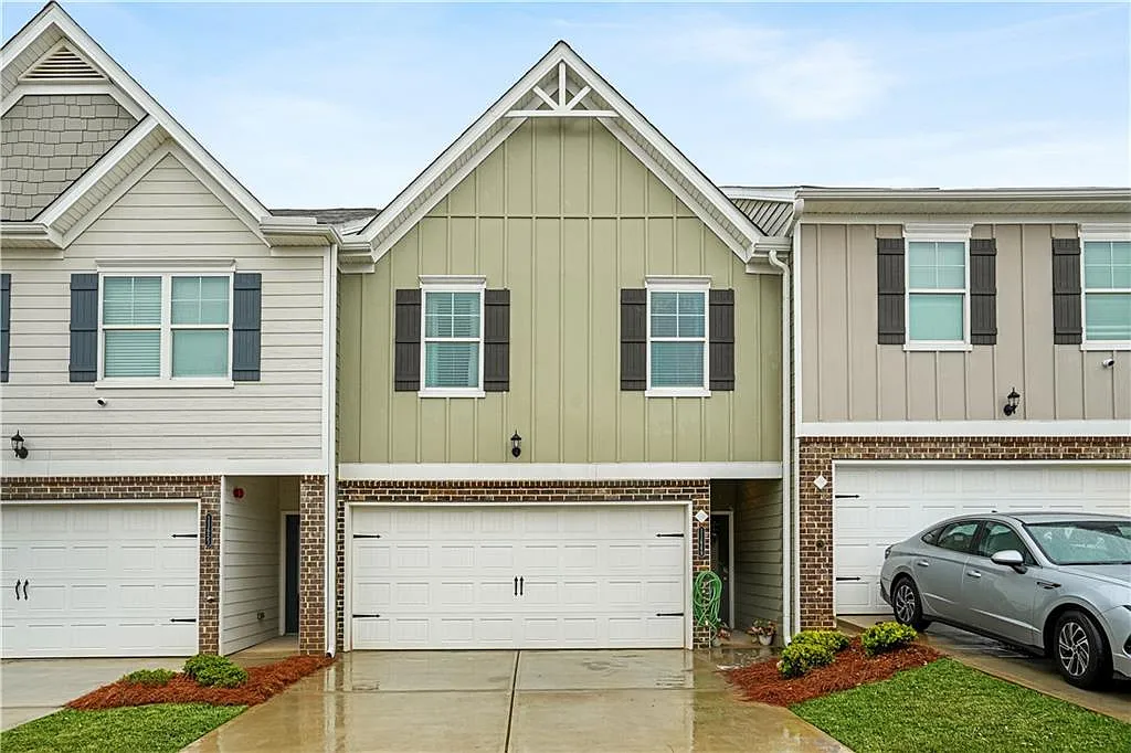 3 bed, 2.5 bath, 1568 sqft, $2,300 — Photo 1