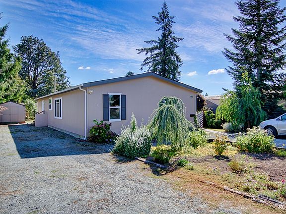 Front view of house from street with plenty of space to park a RV. Access to the back door to enter into kitchen.>