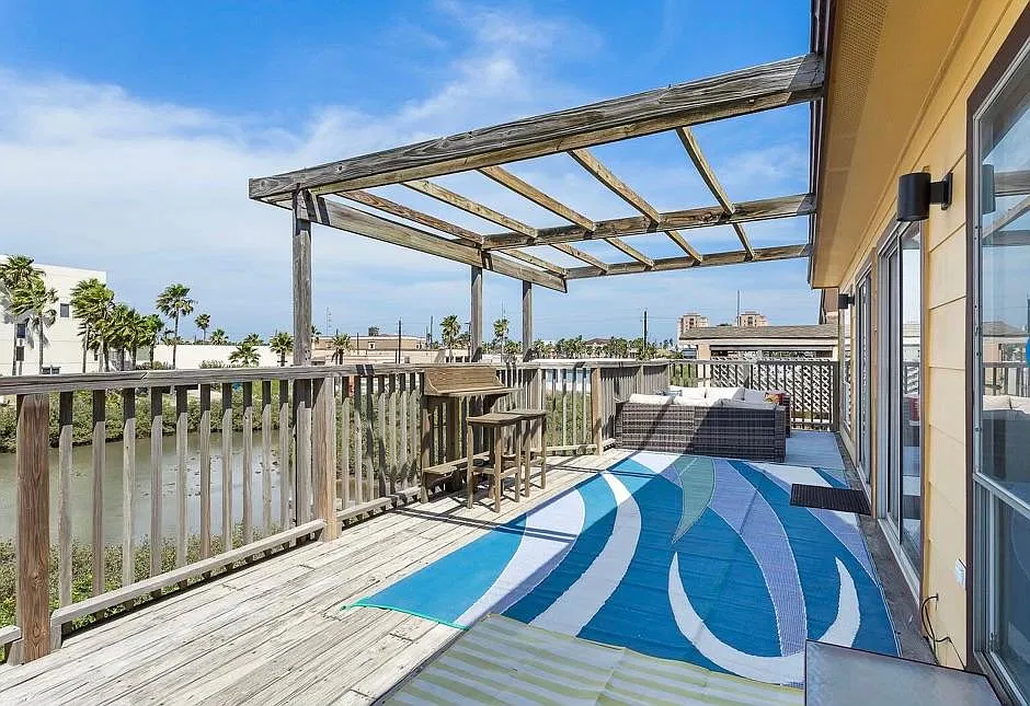 208 W Saturn Ln — Photo 4