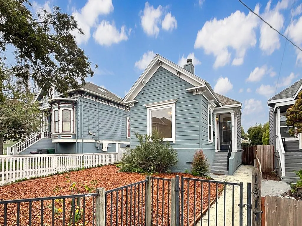 1917 Filbert St photo 1
