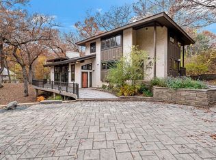 1 Sparrow Ln, North Oaks, MN 55127