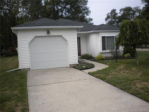3rd image of 327 Lexington Dr