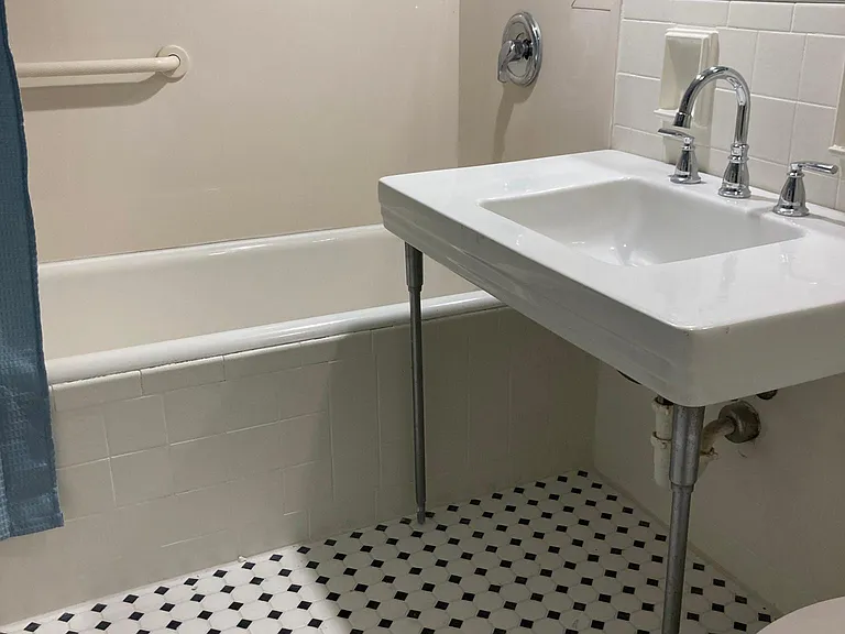 full bath with tub/ shower on main