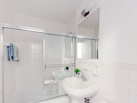 4th image of 130 E 18th St APT 8R