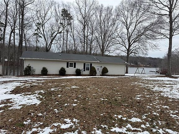 3rd image of 324 Holly Berry Ln