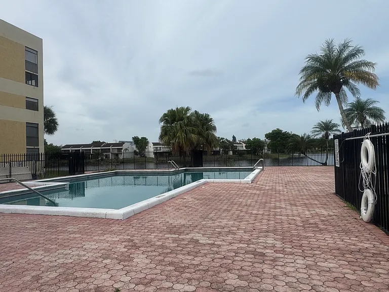 6575 W Oakland Park Blvd — Photo 28