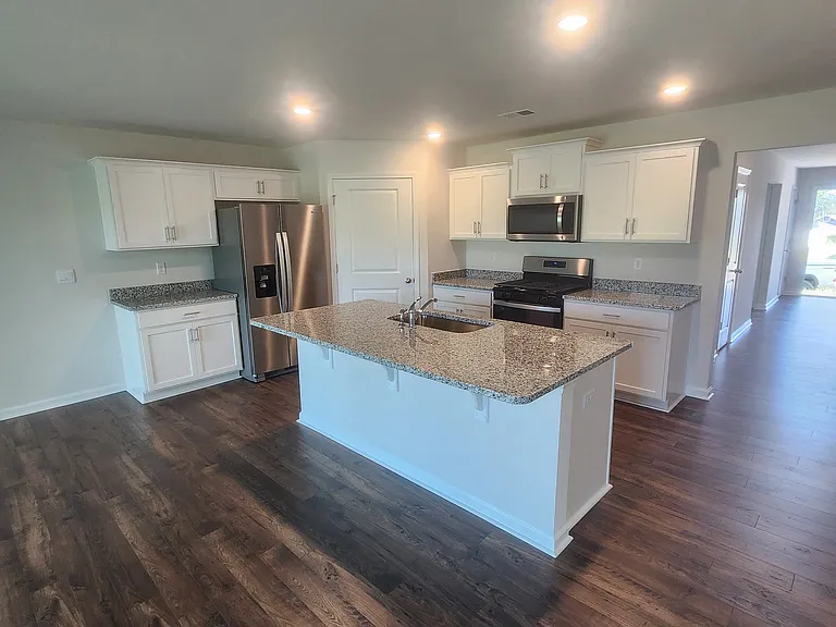 1405 Slades St — Photo 4