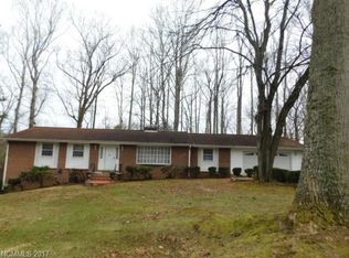 415 Overhill Dr, Hendersonville, NC 28792
