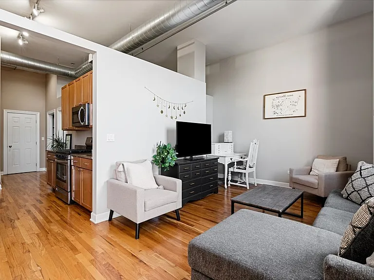 824 W Superior St #306 — Photo 5