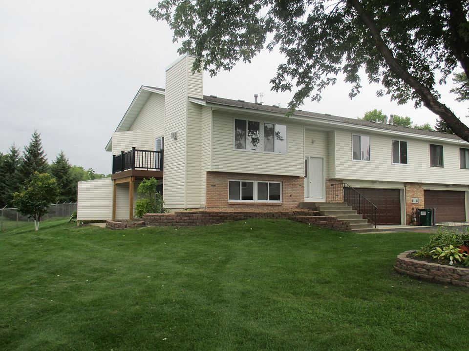 Front, nicely landscaped