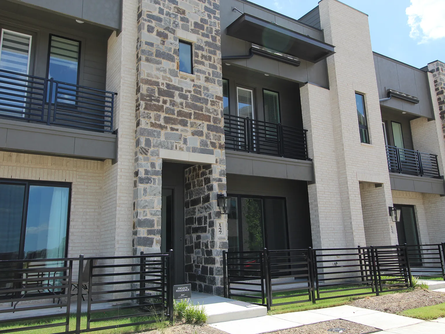 3 bed, 3.5 bath, 2559 sqft, $3,600 — Photo 3