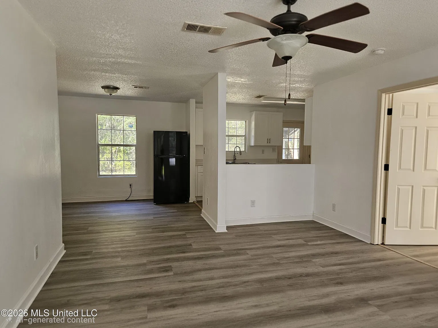 4 bed, 2.0 bath, 1300 sqft, $1,600 — Photo 4