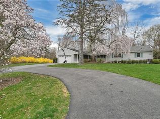 1 Canterbury Ln, Suffern, NY 10901