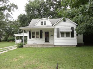 613 E Webster St, Benton, IL 62812