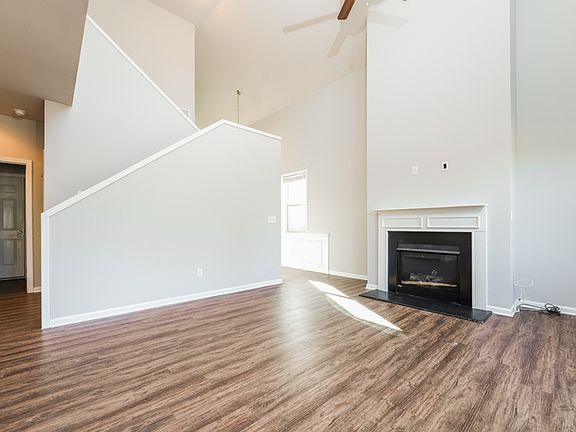 3rd image of 2419 Oakleaf Cir