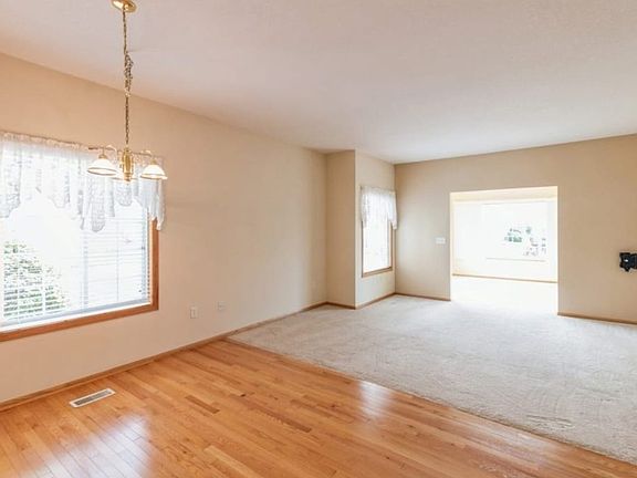 4th image of 807 NE Wisteria Ln